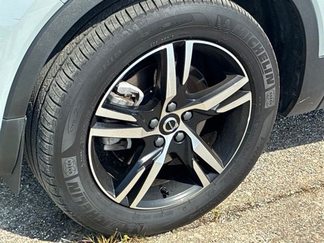 2025 Volvo XC40 B5 Core