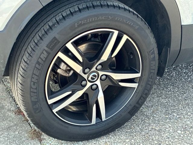 2025 Volvo XC40 B5 Core