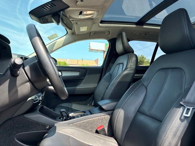 2025 Volvo XC40 B5 Core