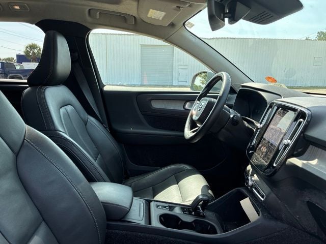 2025 Volvo XC40 B5 Core